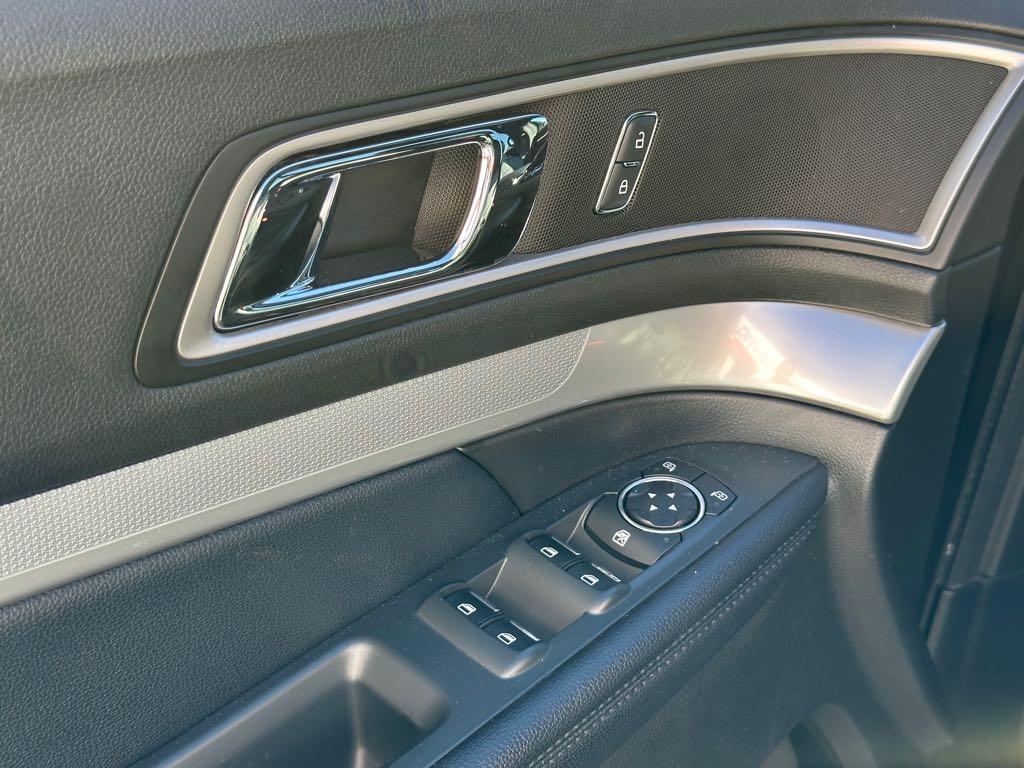 2017 Ford Explorer XLT for sale at Drive Point Auto in Coquitlam, BC — photo 14 of 22